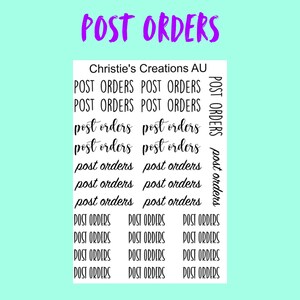 Op de afbeelding: Een vel stickers met de woorden "POST ORDERS" in verschillende lettertypen en stijlen. De tekst is zwart, met de woorden "POST ORDERS" in een paarse handschrift bovenaan. De achtergrond is lichtblauwgroen.