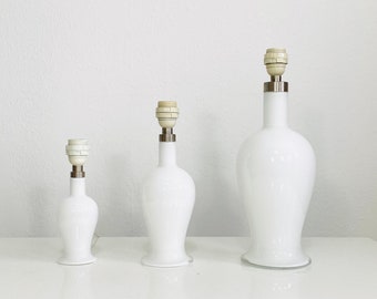 Un trio de lampes de table en verre Royal Copenhagen blanc de Michael Bang