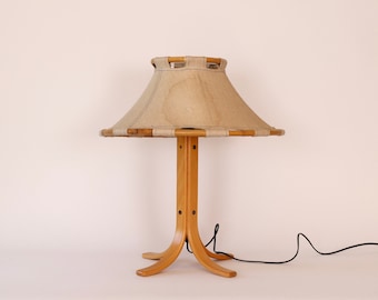 Skrivbordslampa, trä och kanvas, av Anna Ehrner för Atelje Lyktan, 1970-tal.