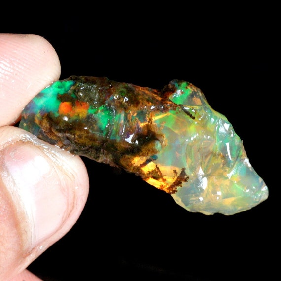 Opale Noire Brute Naturelle D'Éthiopie – 15 Carats – 16x15 Mm – Feu