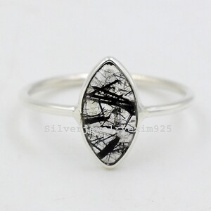 Anel Marquise Rutilo Negro: Anel com Bisel em Prata de Lei 925 e Pedras Preciosas