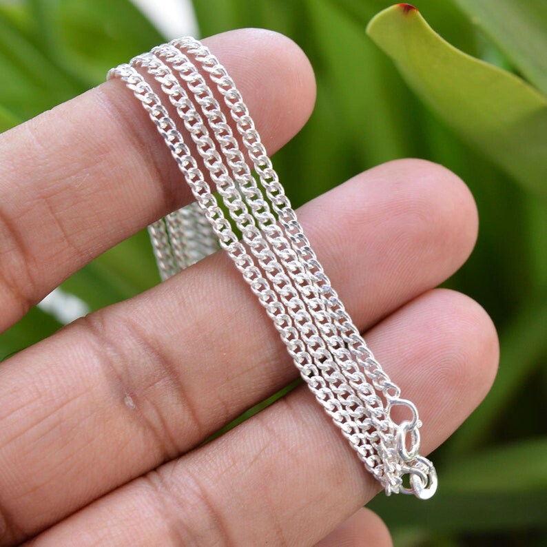 Puede incluir: Cuatro cadenas de curb de plata de diferentes anchos, apiladas una encima de la otra.