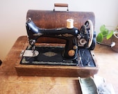 Singer 99k hand crank sewing machine in bentwood case 1920s era working and with key