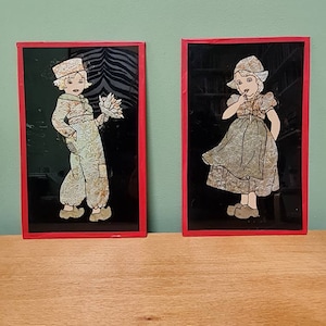 Paar Vintage-Metallfolie und schwarze Papierdrucke, kleiner holländischer Junge und Mädchen, rote Rahmen