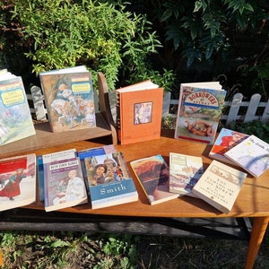 Wunderschöne Sammlung von 11 klassisch gebrauchten Vintage Kinderbüchern. Ein Vorbesitzer