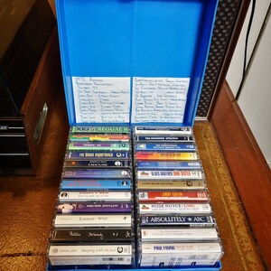 Mooie collectie van 24 originele vintage cassettebandjes. Mooie staat met originele hoesjes.