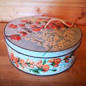 Beautiful 1950s biscuit tin/string dispenser! Peak Frean & Co biscuits