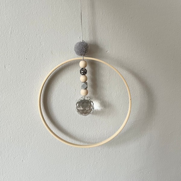 Suncatcher/ Sonnenfänger mit grauem Pompom und Glaskristall für tolle Lichteffekte