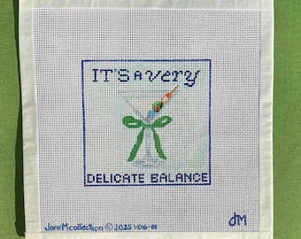 Lienzo bordado de martini Cheeky Booze and Pills (10 x 10 cm) "Es un equilibrio muy delicado", cóctel pintado a mano de vodka, pastillas y aceitunas.