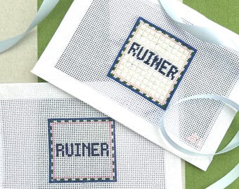 Mini lienzo de tapicería pintado a mano con la frase "RUINER" (arrogante) y 18 mallas.