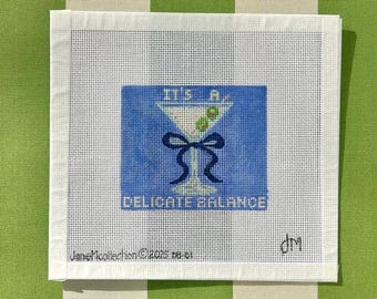 Lienzo bordado de Martini: "Es un equilibrio delicado", diseño de cóctel pintado a mano, azul oscuro