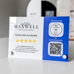 Reseña comercial de letreros con código QR y toque NFC