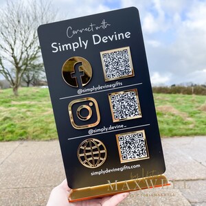 Personalisiertes QR-Code Schild aus Acryl im Geschäft | Scanbare QR Plakette für Website, Menü, Bewertungen oder Kontaktinformationen