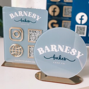 Paquete de letreros con logotipo comercial de acrílico, placa con código QR para redes sociales, señalización para salón: 1 letrero con código QR para redes sociales + letrero con logotipo a juego