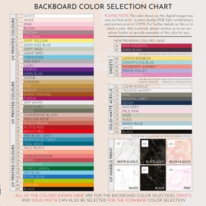 Op de afbeelding: Kleurenkaart voor achtergronden en pictogrammen. De kaart toont een verscheidenheid aan kleuren in verschillende categorie&euml;n: UV-geprinte kleuren, UV-marmerprint, Solide matte acryl en Snoepjes. De kaart bevat kleurennamen en -nummers. De tekst "PLEASE NOTE" staat bovenaan de kaart, gevolgd door een opmerking over kleurvariaties in digitale versus gedrukte formaten. De tekst "NEWTRENDING COLORS <2023" staat bovenaan de kaart, gevolgd door een lijst met kleuren. De tekst "THE BELOW COLORS ARE MATTE SOLID ACRYLIC" staat bovenaan de kaart, gevolgd door een lijst met kleuren. De tekst "THE BELOW COLORS ARE MATTE SOLID ACRYLIC CLEAR IS OPAQUE FROSTED IS TRANSLUCENT" staat bovenaan de kaart, gevolgd door een lijst met kleuren. De tekst "THE BELOW COLORS ARE UV PRINTED MARBLE EFFECT" staat bovenaan de kaart, gevolgd door een lijst met kleuren. De tekst "ALL OF THE COLORS SHOWN HERE ARE FOR THE BACKBOARD COLOR SELECTION, SWEETS AND SOLID MATTE CAN ALSO BE SELECTED FOR THE ICON/BASE COLOR SELECTION" staat onderaan de kaart.