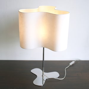 Lámpara de mesa de diseño retro vintage con forma interesante.