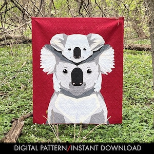 Op de afbeelding: Een digitaal patroon voor een quilt met twee koalaberen, de een bovenop de ander, tegen een rode achtergrond. Het patroon is direct te downloaden.