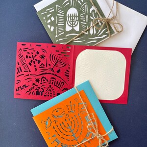 HANUKKA (7), verzameling van vier (rood, blauw, groen, oranje) wenskaarten met envelop