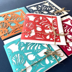 RODE ZEE (1), verzameling van vier (rood, blauw, cyaan, oranje) wenskaarten met envelop