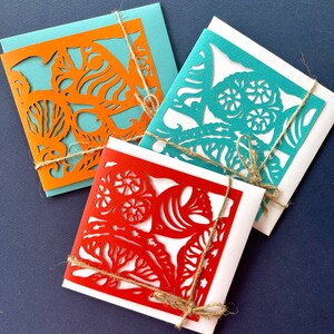 RODE ZEE (11), Verzameling van drie (rood, oranje, cyaan) wenskaarten met envelop