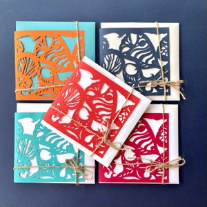 RODE ZEE (20), verzameling van VIJF (rood, blauw, cyaan, oranje, lichtrood) wenskaarten met envelop