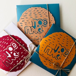 PESACH Wenskaarten Verzamelen (Matzah). Drie wenskaarten met envelop in papier snijtechniek.