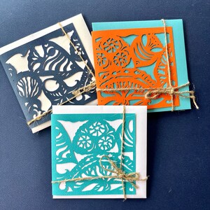 RODE ZEE (19), verzameling van drie (oranje, cyaan, blauw) wenskaarten met envelop