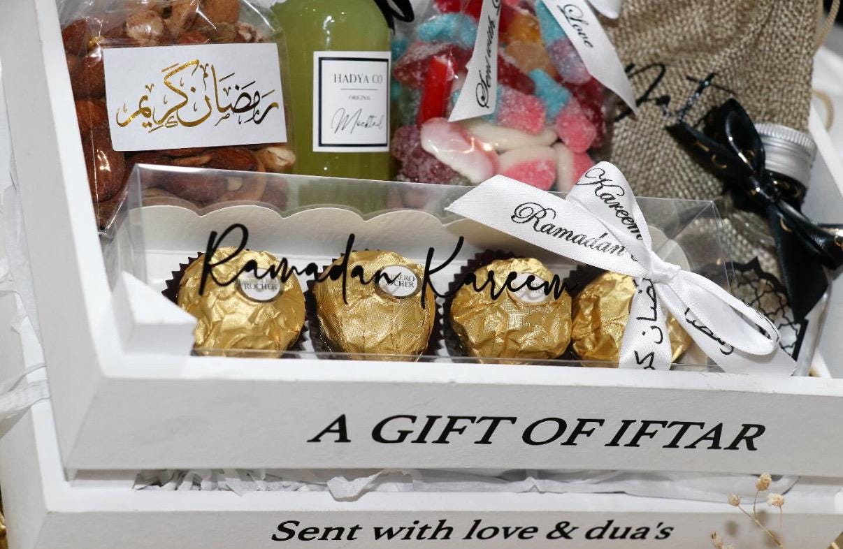 paket ramadhan 3 点セット Ramadan 'A Gift of Iftar' Hamper Crate - Zam Zam Water, Medjool