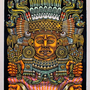 Puede incluir: Una vibrante impresión multicolor que presenta un rostro estilizado con un elaborado tocado y patrones intrincados. La obra de arte, sobre un fondo negro, incluye texto en la parte inferior. La impresión es una representación audaz y detallada de una figura cultural.