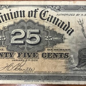 Könnte beinhalten: Eine antike kanadische 25-Cent-Banknote von 1900. Die Banknote zeigt einen kunstvollen Text, darunter "The Dominion of Canada" und "Twenty Five Cents". Auf der rechten Seite befindet sich eine sitzende Figur mit Dreizack und Schild.