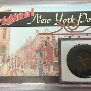 Puede incluir: Una moneda antigua de New York Penny dentro de un soporte de plástico transparente. El fondo presenta una ilustración histórica de una escena callejera con el texto "The Original New York Penny". La moneda es oscura con detalles visibles.