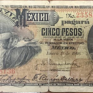 Może przedstawiać: Antyczny banknot pięciopesowy Banco Nacional de Mexico z datą 1 stycznia 1908 roku. Na banknocie widnieje portret kobiety po lewej stronie i portret mężczyzny po prawej stronie. Tekst "Cinco Pesos" jest nadrukowany w środkowej części banknotu.