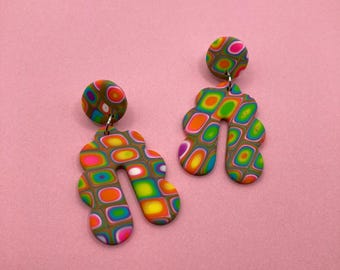 Ana | Pendientes llamativos de arcoíris de arcilla polimérica | Hecho a mano| De moda Retro Colorido | Remolinos de teñido anudado