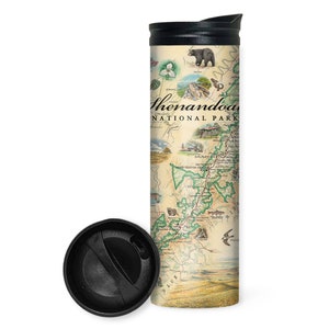 Puede incluir: Una taza de viaje de acero inoxidable con tapa negra y un mapa del Parque Nacional de Shenandoah impreso en el lateral. El mapa presenta una variedad de detalles, incluyendo senderos, carreteras y puntos de interés. La taza es una excelente manera de disfrutar de su bebida favorita mientras explora el parque.