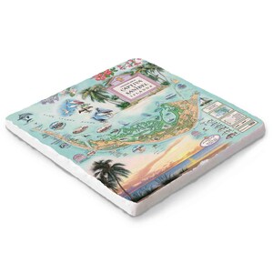 Puede incluir: Azulejo de cerámica cuadrado con un mapa detallado de las islas Captiva y Sanibel. El mapa incluye ilustraciones de flora y fauna locales, con una escena de puesta de sol y el texto "Captiva Sanibel Islands". El azulejo tiene un borde blanco texturizado.