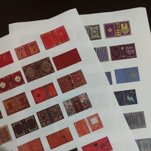 Conjunto de 64 cubiertas de libros en miniatura imprimibles de color rojo y morado, escala 1/12