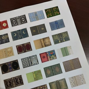 Könnte beinhalten: Ein Blatt Papier mit 30 verschiedenen Buchcover-Designs. Die Cover sind in verschiedenen Farben und Mustern gehalten, einige haben Text. Die Designs sind alle von Vintage-Stilen inspiriert.