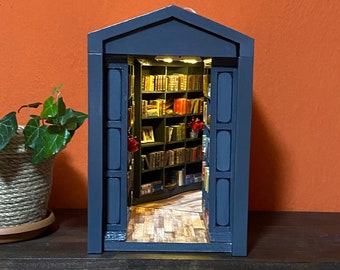 Kącik biblioteczny z oświetleniem LED | Ręcznie robiona dekoracja regału dla miłośników książek