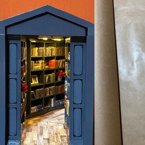 Kącik biblioteczny z oświetleniem LED | Ręcznie robiona dekoracja regału dla miłośników książek Craft Paper