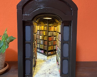 Kącik biblioteczny z oświetleniem LED | Ręcznie robiona miniaturowa dekoracja regału na książki