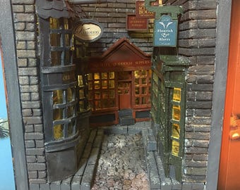 Ręcznie wykonany kącik książkowy Magical Alley | Wkład do regału Wizard Book z oświetleniem LED