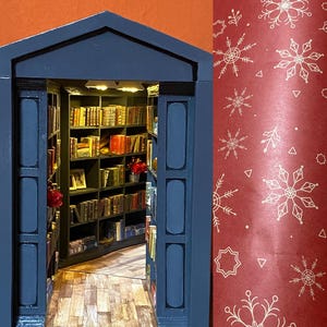 Kącik biblioteczny z oświetleniem LED | Ręcznie robiona dekoracja regału dla miłośników książek Red Paper