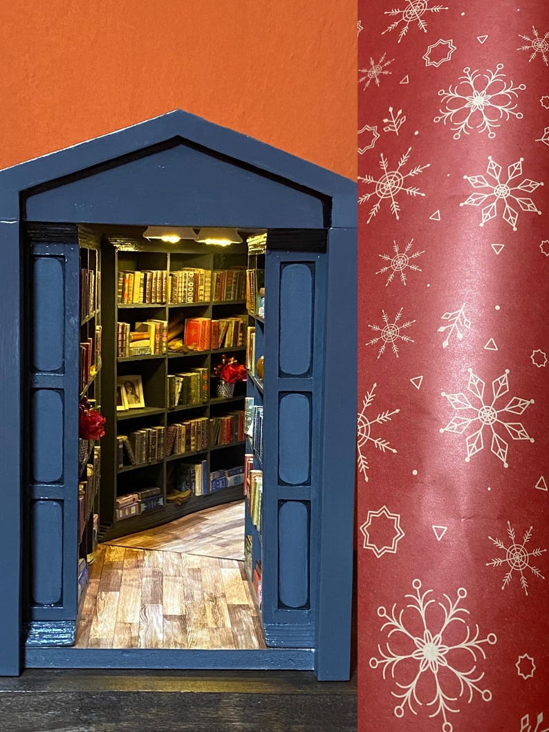Kącik biblioteczny z oświetleniem LED | Ręcznie robiona dekoracja regału dla miłośników książek Red Paper