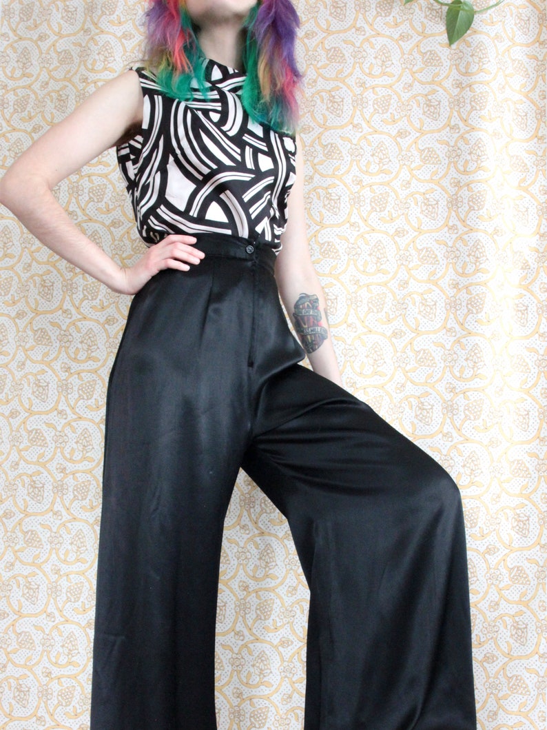 S Vintage 1960/'s Black and White Sleeveless Blouse