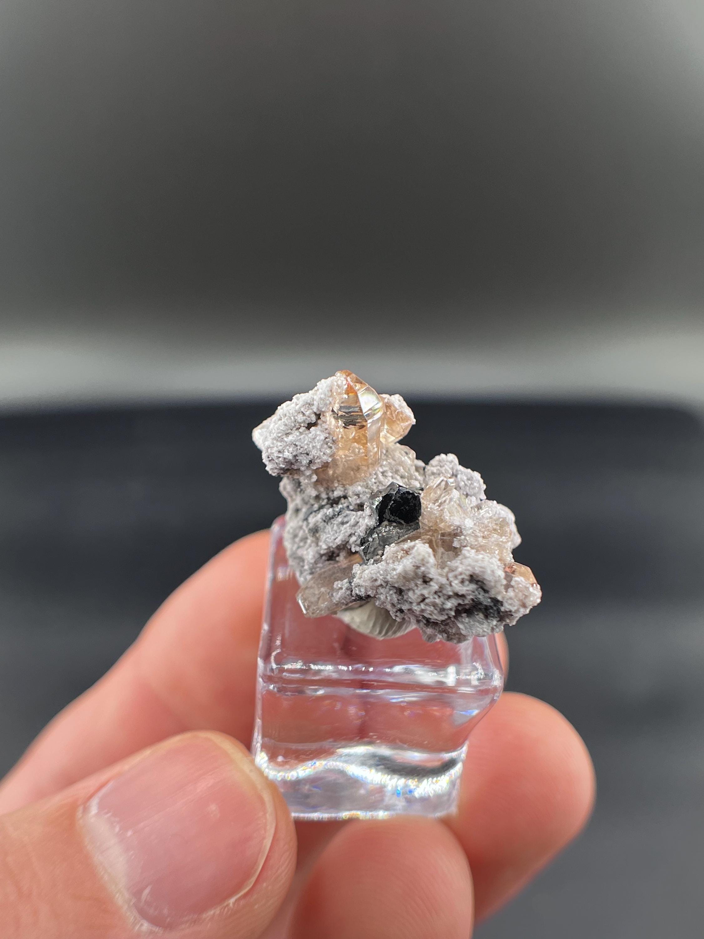 Bixbyite 88 Grammes – Cristaux Brillants Rares En Cluster, USA, Neuf Avec étiquettes