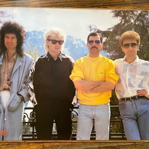 Reina vintage cartel foto grupal estilo fotografía década de 1990