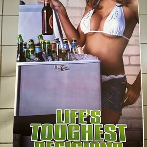 La mujer de decisión más difícil de la vida en bikini bar cerveza póster vintage