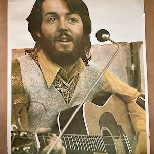 Paul McCartney Vintage Poster The Beatles 1970 tocando la guitarra foto