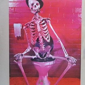 Póster original vintage de esqueleto en el inodoro, peculiar arte de 1974, sombrero de copa, alfombra roja