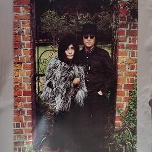 Póster vintage original de los años 70 y 80 de John Lennon y Yoko Ono, retrato en la puerta del jardín, rock clásico